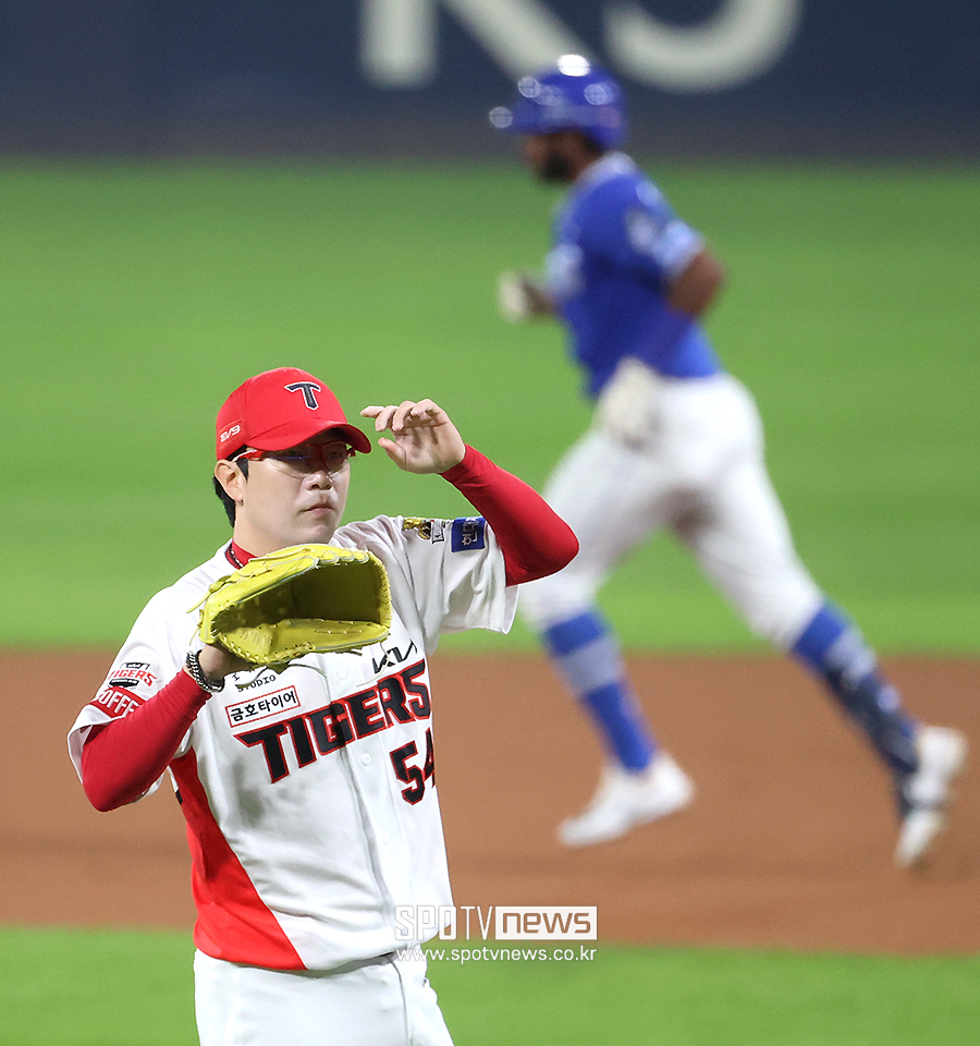 ▲ KIA 타이거즈 양현종이 29일 광주-기아 챔피언스필드에서 열린 2024 신한 SOL뱅크 KBO 포스트시즌 삼성 라이온즈와의 한국시리즈 5차전에서 선발투수로 등판해 삼성 외국인타자 르윈 디아즈에게 홈런을 맞고 아쉬워 하고 있다.  ⓒ곽혜미 기자