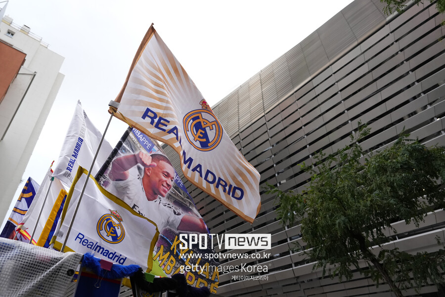 ▲ 지난 시즌 프리메라리가와 UEFA 챔피언스리그 정상에 오른 레알 마드리드가 2024 발롱도르 시상식에서 체면을 구겼다. 레알 마드리드 선수단은 카를로스 비니시우스가 발롱도르 수상에 실패한 것에 대한 항의 표시로 시상식을 보이콧했다. 공교롭게도 레알 마드리드는 올해의 남성 클럽상과 함께 트로페 요한 크루이프(올해의 감독상), 트로페 뮐러(올해의 최다 골)까지 세 개 부문에서 수상했지만, 시상식 불참으로 한 명도 시상대에 오르지 못했다.