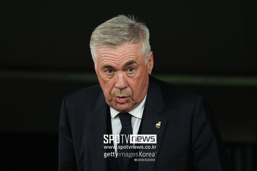 ▲ 지난 시즌 프리메라리가와 UEFA 챔피언스리그 정상에 오른 레알 마드리드가 2024 발롱도르 시상식에서 체면을 구겼다. 레알 마드리드 선수단은 카를로스 비니시우스가 발롱도르 수상에 실패한 것에 대한 항의 표시로 시상식을 보이콧했다. 공교롭게도 레알 마드리드는 올해의 남성 클럽상과 함께 트로페 요한 크루이프(올해의 감독상), 트로페 뮐러(올해의 최다 골)까지 세 개 부문에서 수상했지만, 시상식 불참으로 한 명도 시상대에 오르지 못했다.
