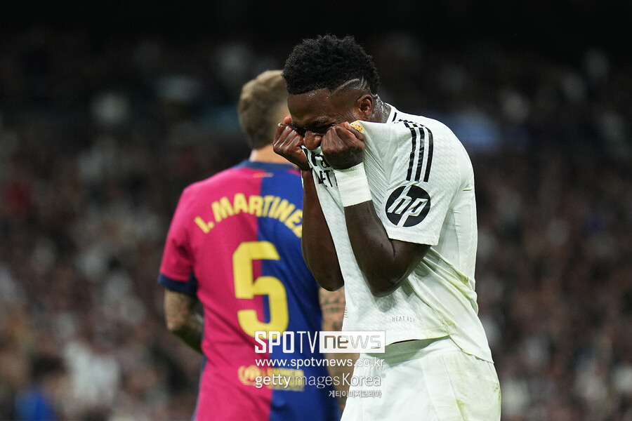 ▲ 지난 시즌 프리메라리가와 UEFA 챔피언스리그 정상에 오른 레알 마드리드가 2024 발롱도르 시상식에서 체면을 구겼다. 레알 마드리드 선수단은 카를로스 비니시우스가 발롱도르 수상에 실패한 것에 대한 항의 표시로 시상식을 보이콧했다. 공교롭게도 레알 마드리드는 올해의 남성 클럽상과 함께 트로페 요한 크루이프(올해의 감독상), 트로페 뮐러(올해의 최다 골)까지 세 개 부문에서 수상했지만, 시상식 불참으로 한 명도 시상대에 오르지 못했다.