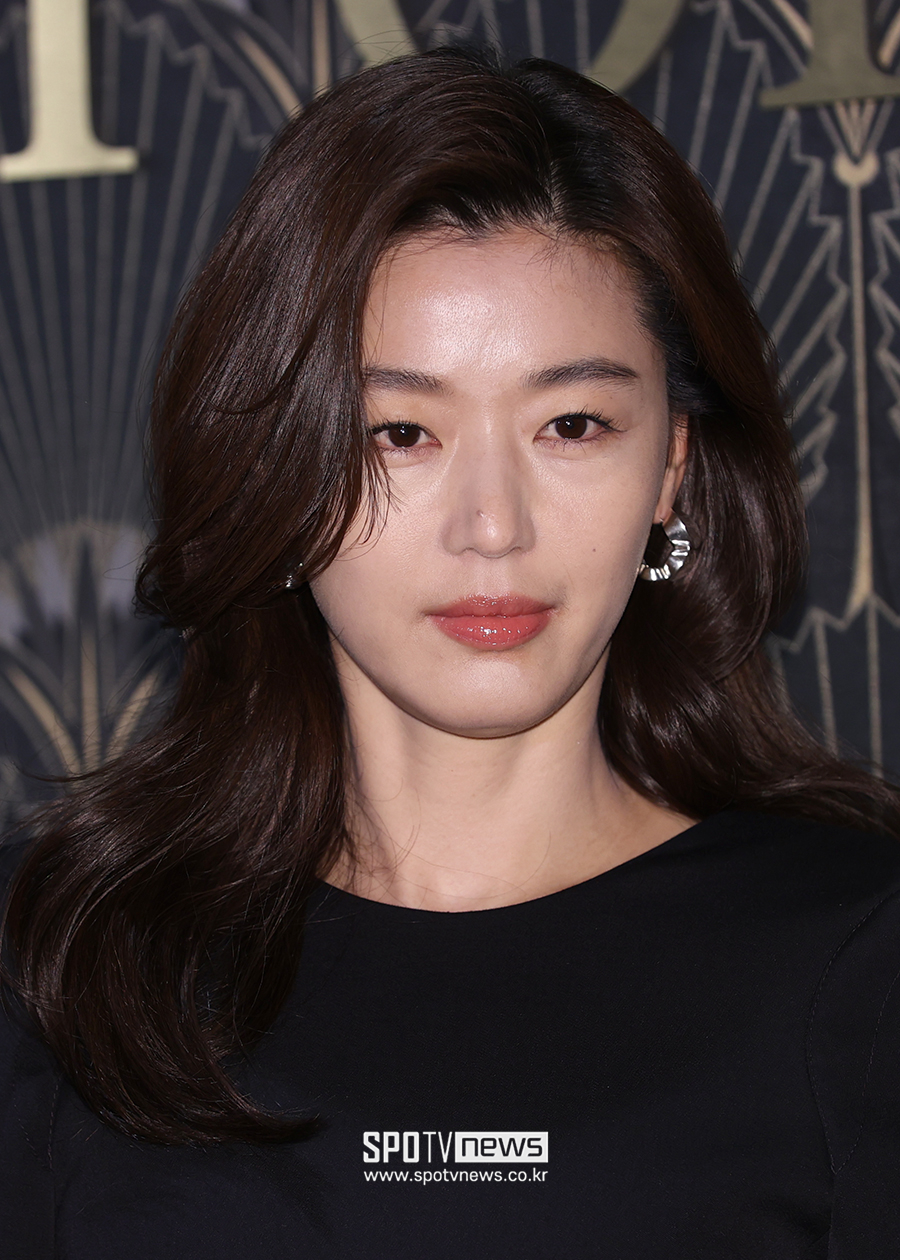 [단독]전지현, 연상호 감독 만난다…새 좀비 영화 '군체' 주연