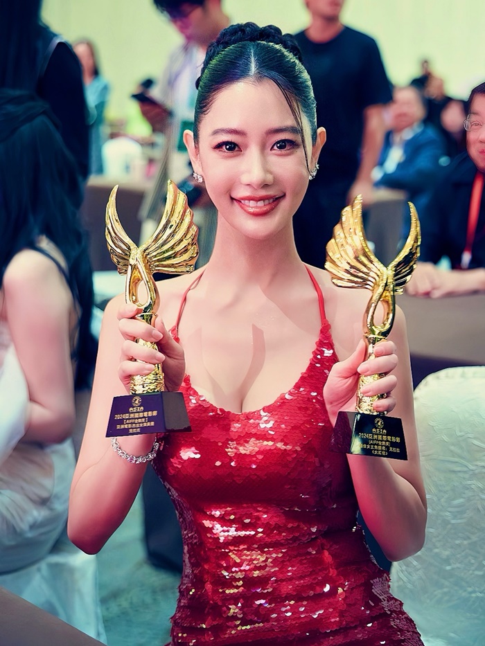 클라라, 中 영화제서 최고여배우상 등 2개 부문 수상[공식]