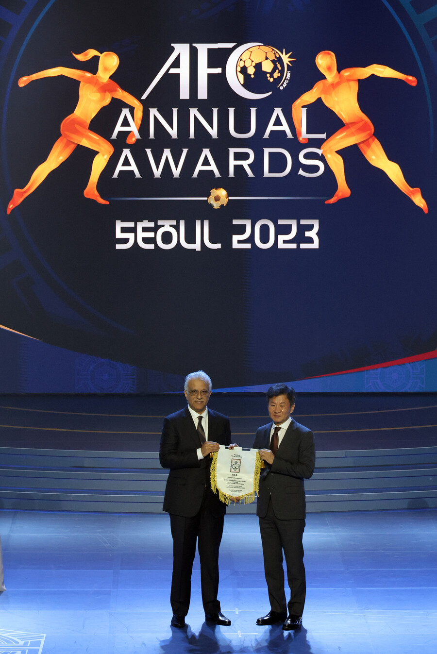 ▲ 2023 아시아 축구연맹 시상식이 30일 서울 경희대학교 서울 캠퍼스에서 열렸다. 한국은 손흥민의 올해의 국제 선수상을 비롯해 박윤정 20세 이하(U-20) 여자 대표팀 감독의 올해의 여자 지도자상을 수상했다. 지아니 인판티노 국제축구연맹(FIFA) 회장과 정몽규 대한축구협회 회장이 축하 인사를 건넸다. ⓒ연합뉴스