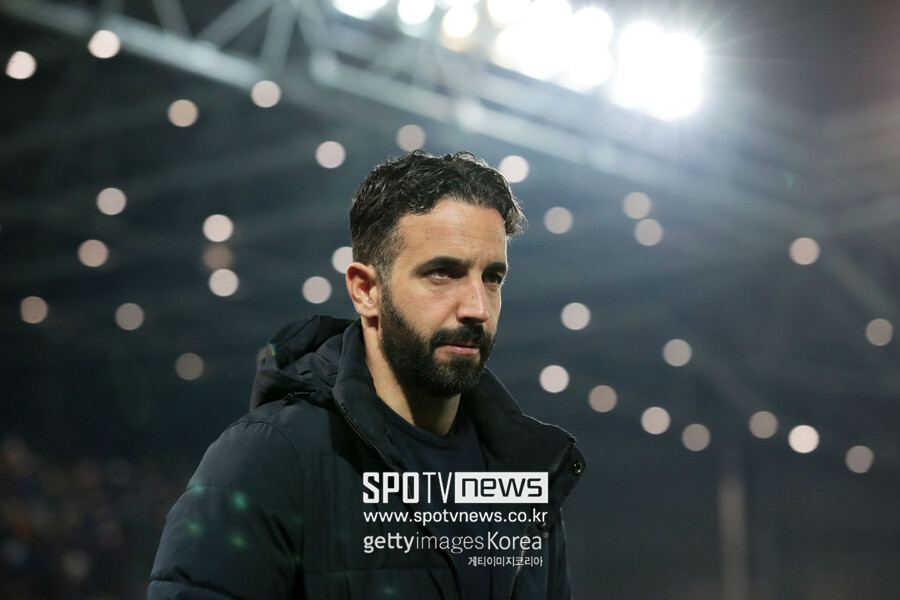 ▲ ESPN은 1일(이하 한국시간) 소식통을 인용해 "맨유가 스포르팅과 아모림 감독의 영입 계약에 상당한 진전을 이뤘다"며 "맨유는 스포르팅에 1,000만 유로(약 150억 원)의 위약금을 지불하기로 했고 아모림을 보좌하는 코치들도 합류할 수 있도록 보상금을 지불할 예정이다"라고 보도했다. 그러나 걸림돌이 있다. 이 매체는 "아모림 감독과 스포르팅의 계약 조건에는 아모림 감독이 팀을 떠나면 30일 이전에 통보해야 한다는 조항이 있다"라며 "맨유는 11월 10일 스포르팅과 브라가의 경기가 끝날 때까지 기다려야 한다"라고 전했다.