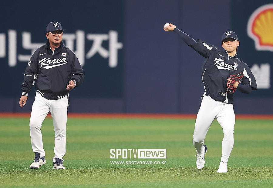 ▲ 류중일 감독(왼쪽)이 김도영의 훈련을 지켜보고 있다. ⓒ곽혜미 기자