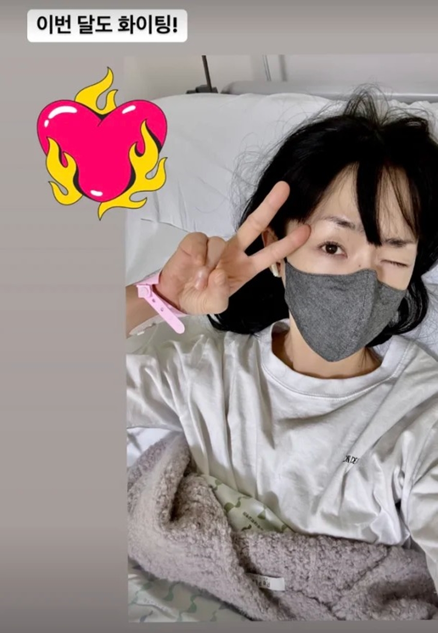 '뇌신경마비' 김윤아, 면역주사 맞으며 애써 '윙크' "파이팅"