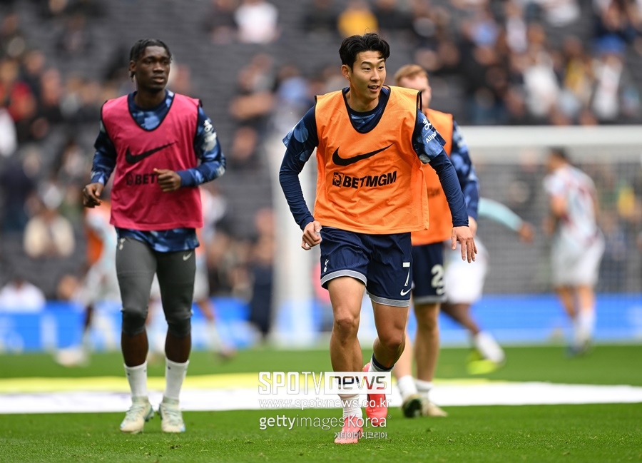 ▲ 손흥민이 토트넘 훈련장에 나타났다. 정상적으로 운동하며 3일(한국시간) 열리는 아스톤 빌라와 프리미어리그 경기서 복귀를 예고했다. 이틀 전 엔제 포스테코글루 토트넘 감독은 "손흥민은 오늘(1일) 훈련을 소화했다. 내일(2일)도 훈련한다면 아스톤 빌라와 경기 출전이 가능할 거다"라고 밝혔다. 그리고 손흥민은 토트넘 훈련장에서 문제 없이 운동을 진행하며 건재함을 알렸다.
