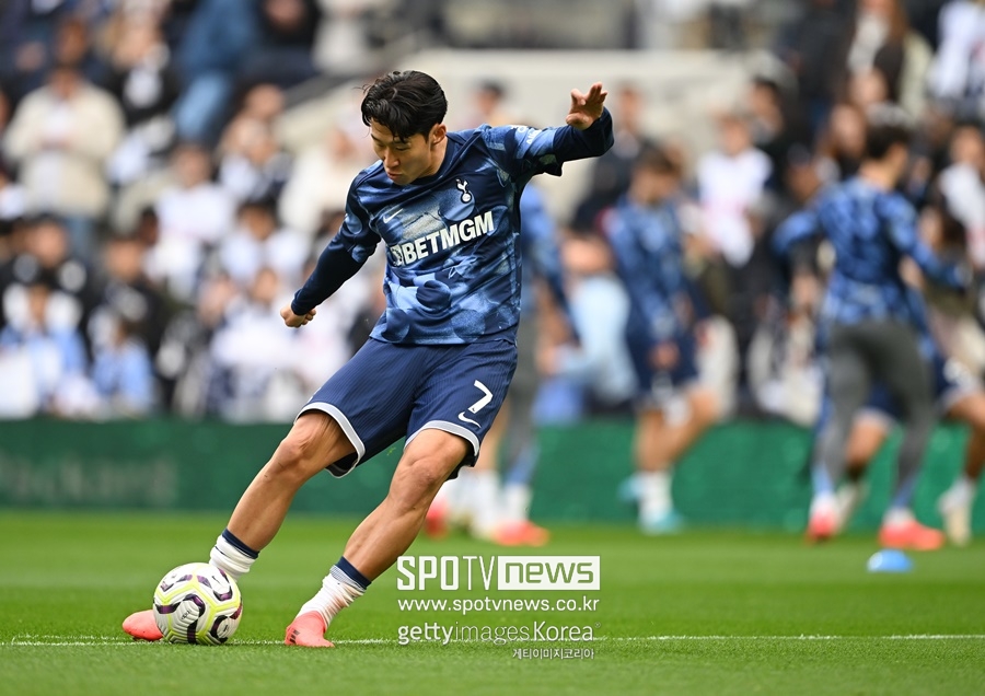 ▲ 손흥민이 토트넘 훈련장에 나타났다. 정상적으로 운동하며 3일(한국시간) 열리는 아스톤 빌라와 프리미어리그 경기서 복귀를 예고했다. 이틀 전 엔제 포스테코글루 토트넘 감독은 "손흥민은 오늘(1일) 훈련을 소화했다. 내일(2일)도 훈련한다면 아스톤 빌라와 경기 출전이 가능할 거다"라고 밝혔다. 그리고 손흥민은 토트넘 훈련장에서 문제 없이 운동을 진행하며 건재함을 알렸다.