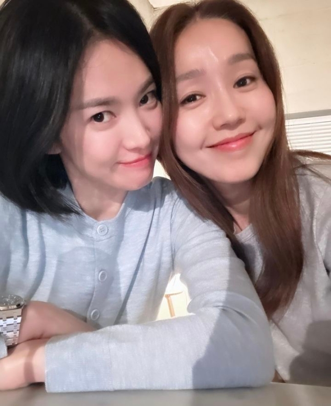 "나의 이진" 송혜교, 핑클 이진과 20년 넘는 우정 기념 사진 공개