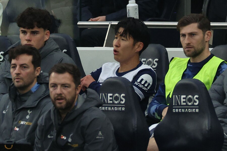 '내가 왜 교체야' 손흥민, 3호 도움 올리자마자 OUT → 불만 표시…토트넘, 빌라에 4-1 역전승