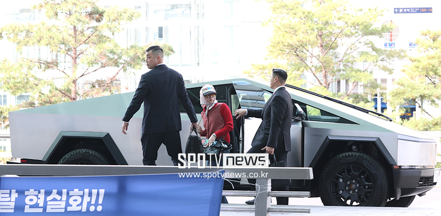 [포토S] 지드래곤, 테슬라 사이버트럭에서 하차