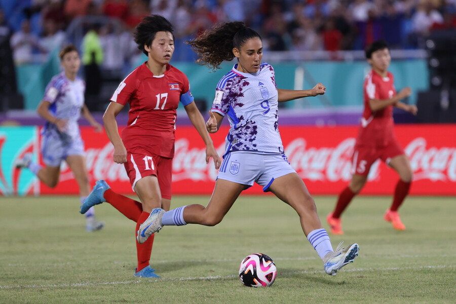 ▲ 북한 여자축구가 연령별 월드컵을 석권했다. 지난 9월 콜롬비아에서 열린 U-20 여자 월드컵에서 7전 전승으로 8년 만에 챔피언에 올랐던 북한은 U-17 여자 월드컵까지 무패로 우승했다. 4일 도미니카공화국에서 열린 U-17 여자 월드컵 결승에서 유럽 최강 스페인과 1-1로 비긴 뒤 승부차기로 이겨 트로피를 들어올렸다. 북한은 U-17 여자 월드컵 통산 3회 우승으로 최다 우승국 영예도 누리게 됐다. ⓒ 연합뉴스/EPA