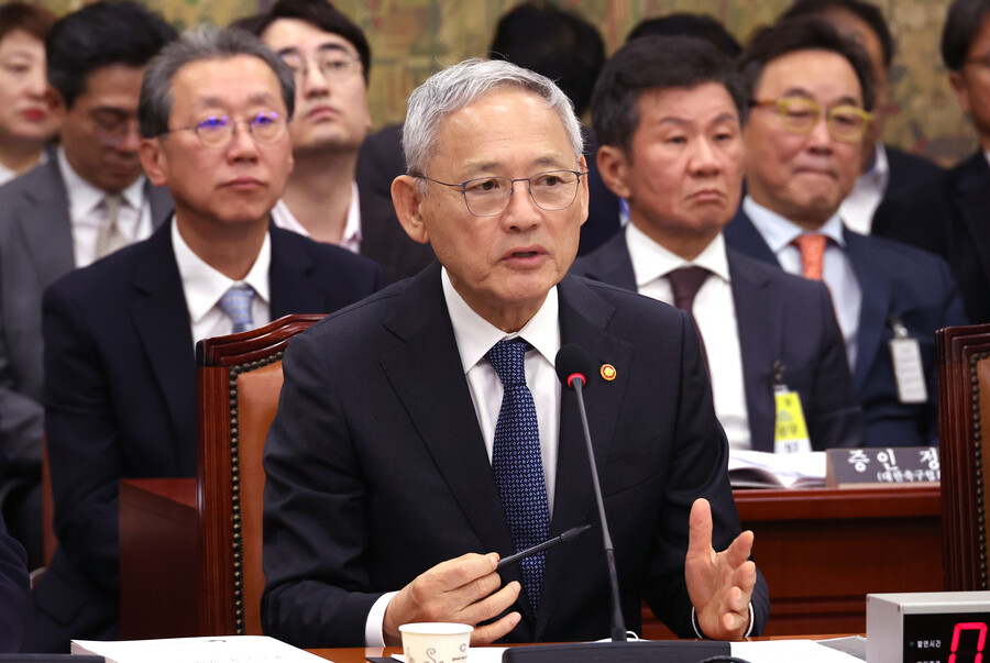 ▲  24일 국회에서 열린 문화체육관광위원회의 종합 국정감사에서 유인촌 문체부 장관이 의원 질의에 답하고 있다. ⓒ연합뉴스