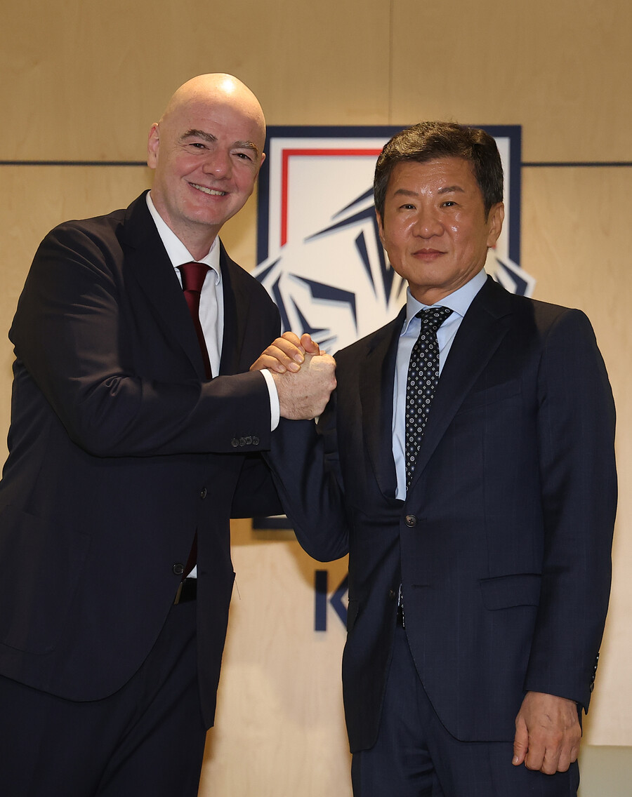 ▲ 정몽규 대한축구협회 회장(오른쪽)이 28일 오후 서울 종로구 축구회관에서 잔니 인판티노 국제축구연맹(FIFA) 회장과 악수하고 있다.  ⓒ연합뉴스