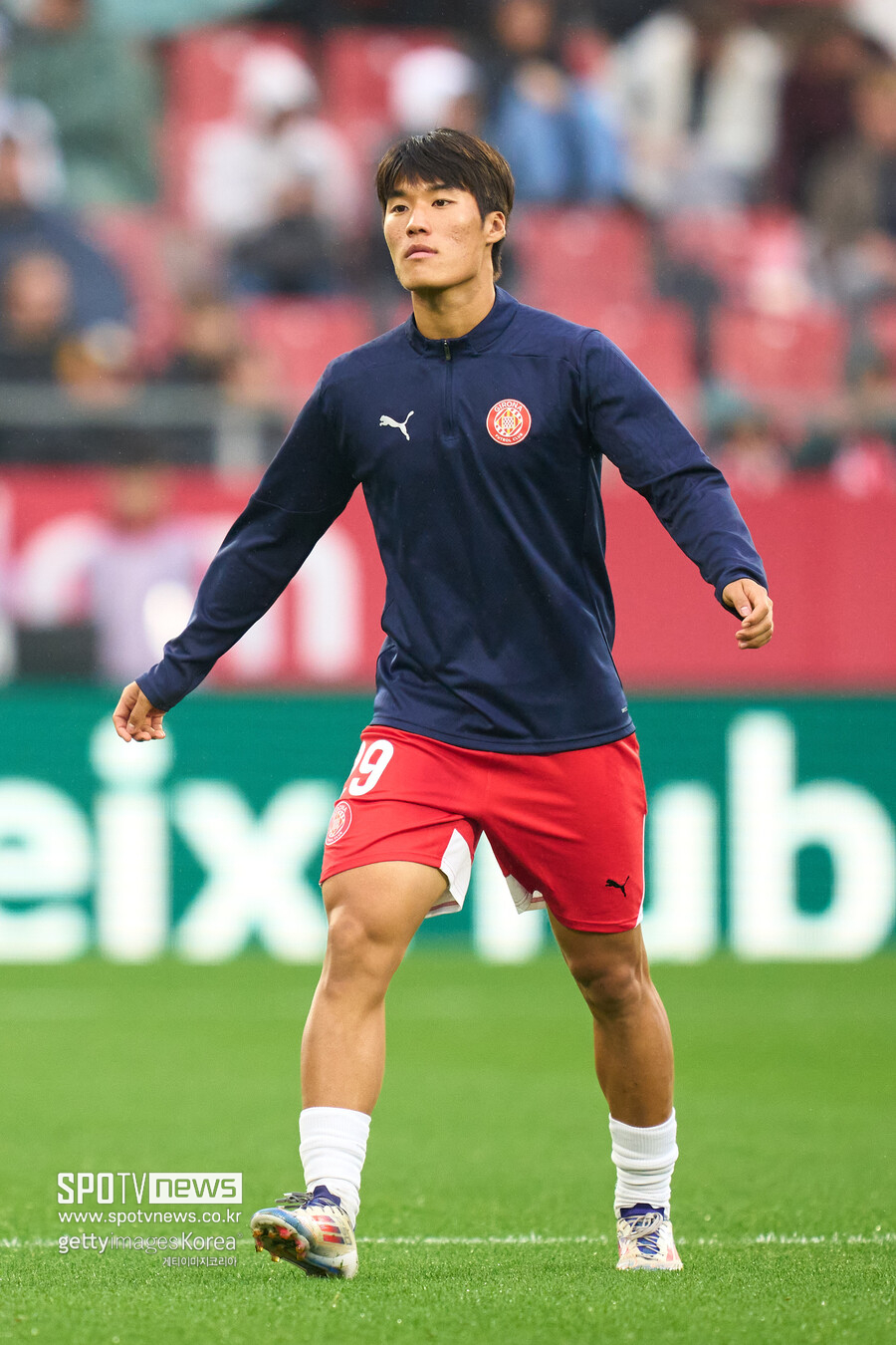 ▲ UEFA 챔피언스리그 무대를 밟은 또 한 명의 한국인이 나왔다. 지로나 소속 유망주 김민수가 6일(한국시간) 네덜란드 에인트호번 필립스 스타디온에서 열린 2024-25 UEFA 챔피언스리그 리그 페이즈 매치데이4 PSV 아인트호번(네덜란드)과 경기에 교체로 10여 분 동안 뛰면서 챔피언스리그에 데뷔했다. 이날 경기는 김민수가 지로나 소속으로 치는 네 번째 공식전이다.