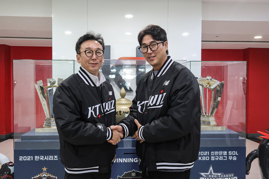 ▲ 나도현 kt wiz 단장(왼쪽)은 “베테랑 투수로서 풍부한 경험을 가진 우규민은 우수한 제구력을 바탕으로, 올 시즌 투수 운용에 보탬이 된 꼭 필요한 선수다. 내년 시즌에도 투수진의 허리 역할을 해줄 것으로 기대한다”고 밝혔다. ⓒkt 위즈우귬