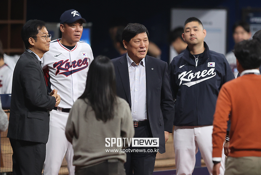 [포토S] 류중일호 격려하는 허구연 총재