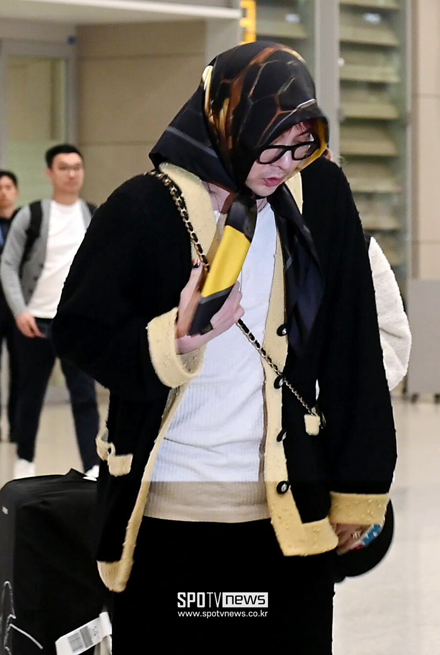 [포토] 지드래곤, 스카프 패션도 카리스마 넘치네