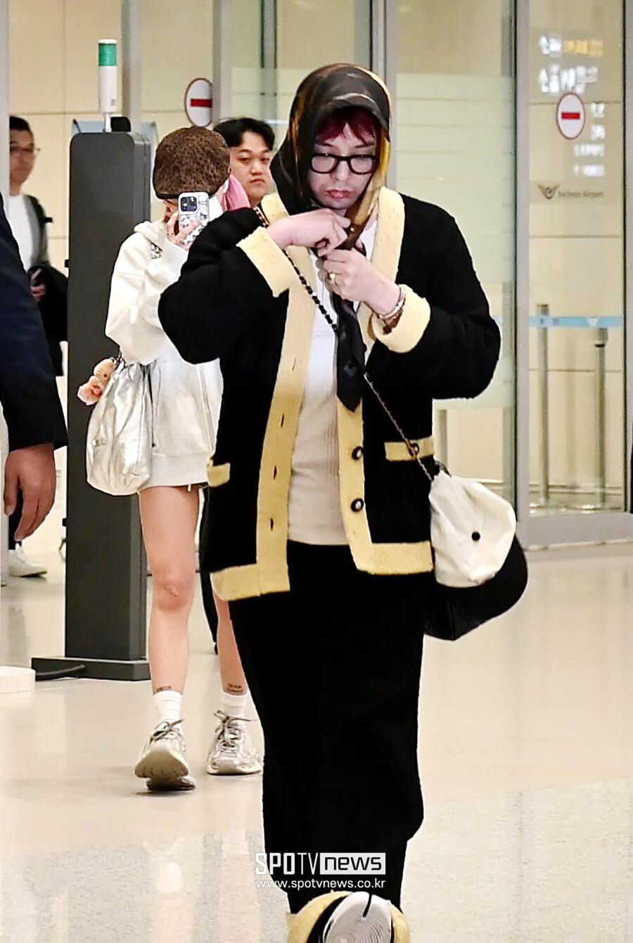 [포토] 지드래곤, 스카프 묶으며 '터벅터벅'…가벼운 입국 발걸음