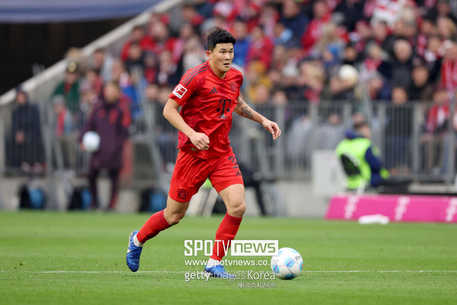 ▲ 김민재가 이번 경기에서 세운 패스 성공률 100% UCL 역사에 남을 기록이기도 하다. 2003-04시즌 이후 한 경기에서 실패 없이 나온 최다 패스 기록이다. 지난 20년 동안 UCL에서 패스 성공률 100%를 기록한 선수 중 가장 많은 패스는 103회였다. 김민재는 이보다 10회의 패스를 더 하며 신기록을 세운 것이다.