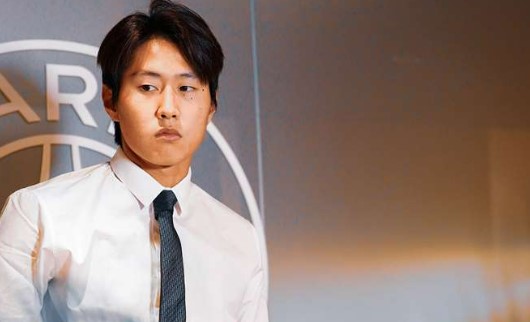 ▲ 레퀴프는 ”의미없는 가짜 9번에 대한 집착“이라고 부제목을 작성한 뒤 ”가짜 9번은 미드필드에서 수적 우위를 형성하기 위한 것이지만, 결과는 미미하다. 중원은 혼잡해지고, 플레이는 단조로워진다. 엔리케 감독은 가짜 9번 역할로 이강인과 데지레 두에, 랑달 콜로 무아니, 우스만 뎀벨레, 마르코 아센시오를 기용했다. 하지만 이러한 시도는 공격의 효율성을 향상하지 못했다“라며 PSG를 꼬집었다.  ⓒPSG