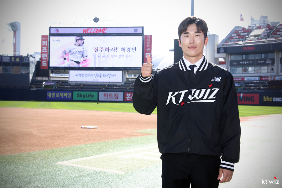 ▲ 두산 베어스 프랜차이즈 스타였던 허경민이 두 번째 FA 기회를 활용해 kt 위즈로 이적했다. 허경민은 첫 FA 때 두산과 4+3년 최대 85억 원에 사인했다. 옵션인 3년 20억 원을 포기하고 옵트아웃을 선언해 두 번째 FA 기회를 잡았고, kt와 4년 40억 원에 계약했다. ⓒ kt 위즈
