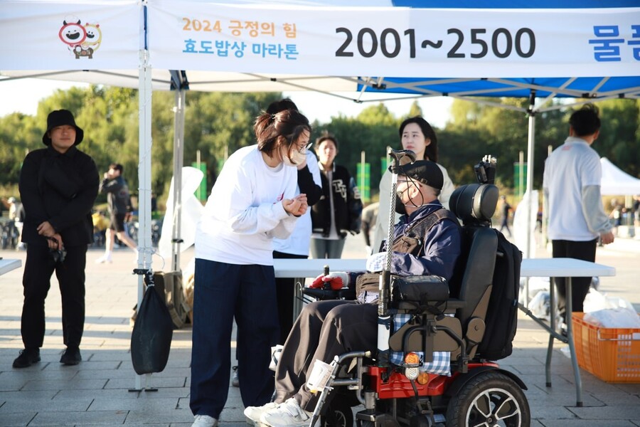 ▲ 블루런 참가자들은 자원봉사자인 '위아런 민트스퍼트 러닝크루'를 만날 수 있다. 어려운 상황이 생기면 이들에게 도움을 요청하면 된다.  ⓒ위아런 민트스퍼트 러닝크루 제공
