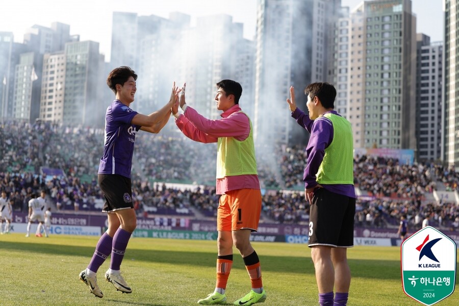 ▲ FC안양이 경남FC와의 시즌 최종전에서 2-2로 비기며 K리그1 승격 성공을 자축했다. ⓒ한국프로축구연맹
