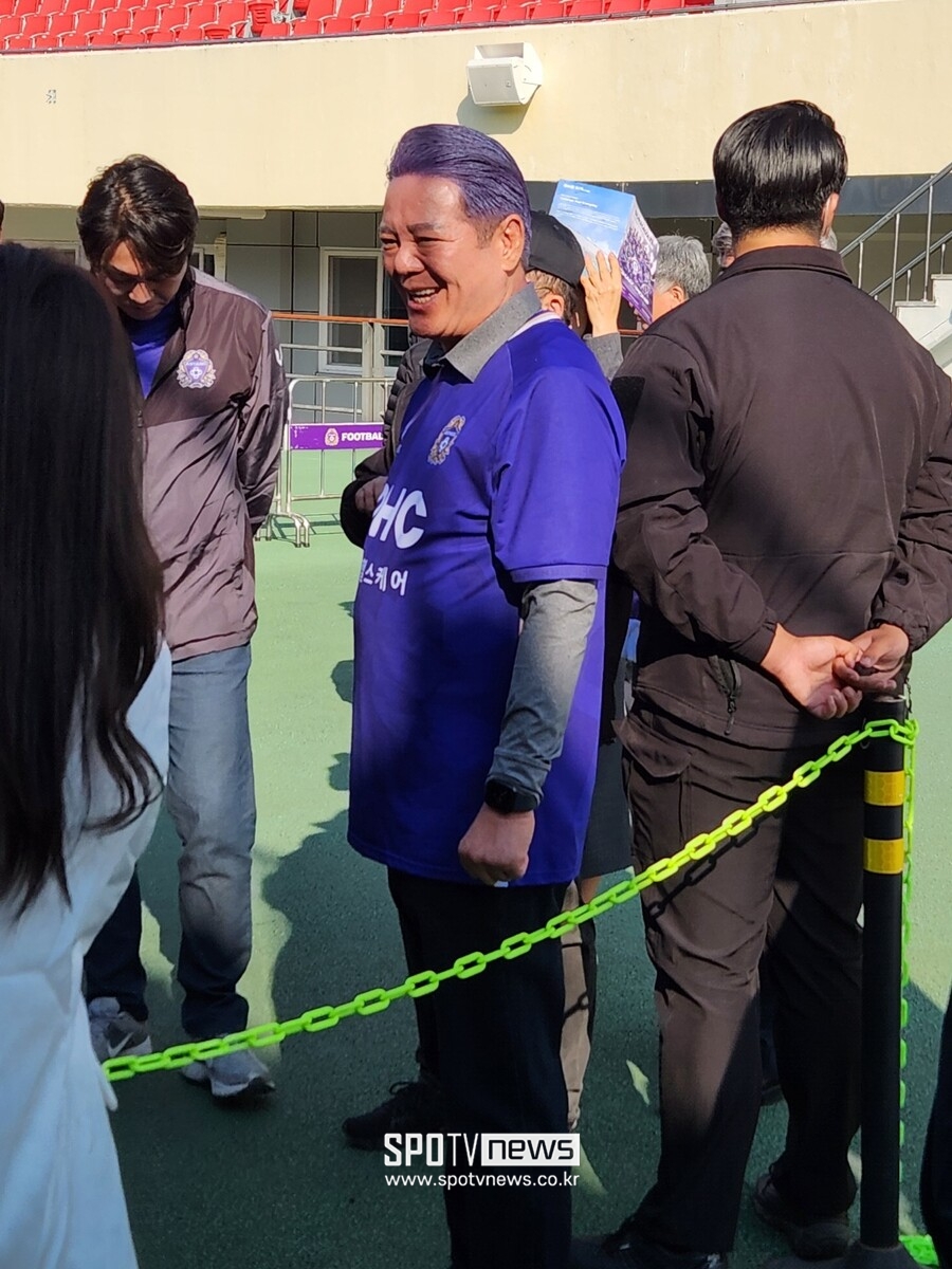 ▲ 보라색 염색을 하고 안양종합운동장에 등장한 FC안양 구단주인 최대호 안양시장.