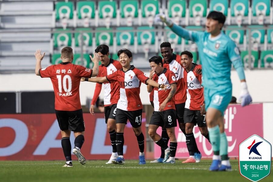 [현장 REVIEW] 부산, K리그2 준플레이오프 진출…‘퇴장’ 부천에 3-1 승 ‘전남과 대결’