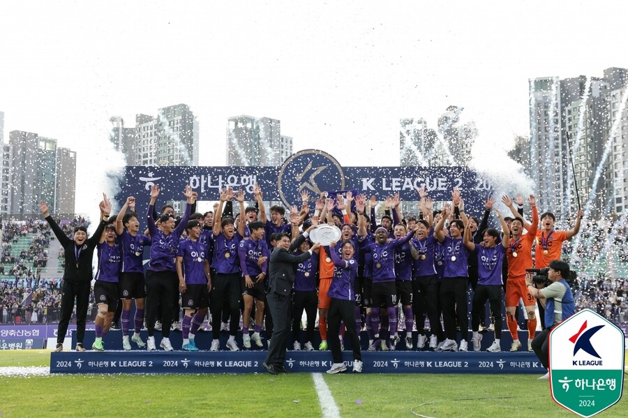 ▲ FC안양이 K리그2 1위로 구단 창단 첫 K리그1에 직행했다. ⓒ한국프로축구연맹