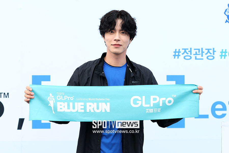 [포토S] 홍종현, '블루런, 함께 뛰어요!'