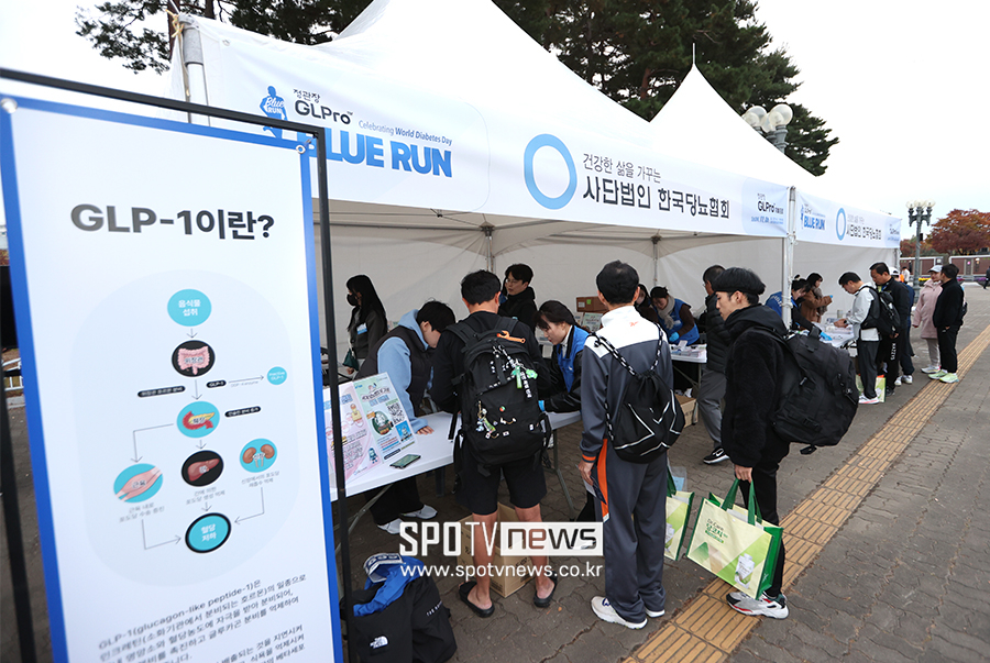 ▲ 블루런 체험 부스에는 많은 러너가 몰렸다. 또, 가수 경서와 키썸의 축하 공연도 이어졌다.  ⓒ곽혜미 기자