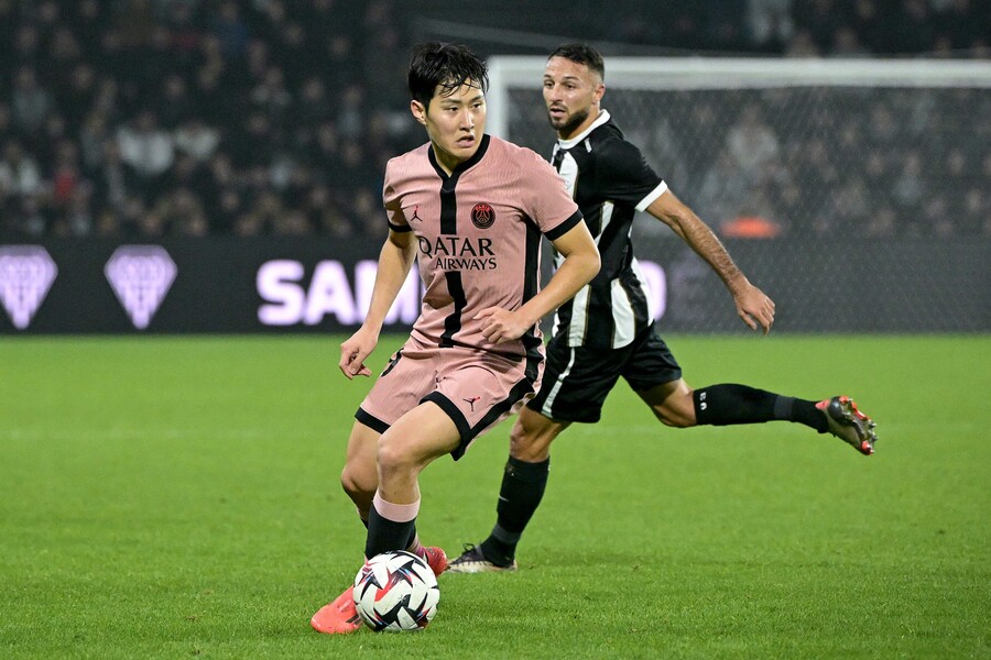 ▲ 이강인은 경기 후 최고의 평가를 받았다. 리그1 사무국은 MOTM로 이강인을 선정했다. 리그1 공식 홈페이지 평점에서 이강인은 10점 만점에 9.9점을 받았다. 2골을 넣은 브래들리 바르콜라는 8.38점, 아센시오가 8.3점이었다. 각종 축구 통계 사이트도 이강인에게 양 팀을 통틀어 최고 평점을 부여했다. 풋몹은 9.4점을, 후스코어드닷컴은 9.5점을 매겼다. 이강인은 이날 64개의 패스를 시도해 60개를 동료에게 정확히 배달, 94%의 패스 성공률을 기록했다. 이강인의 생애 최고 경기력이라고 평가해도 무방해 보인다. ⓒ연합뉴스/AFP