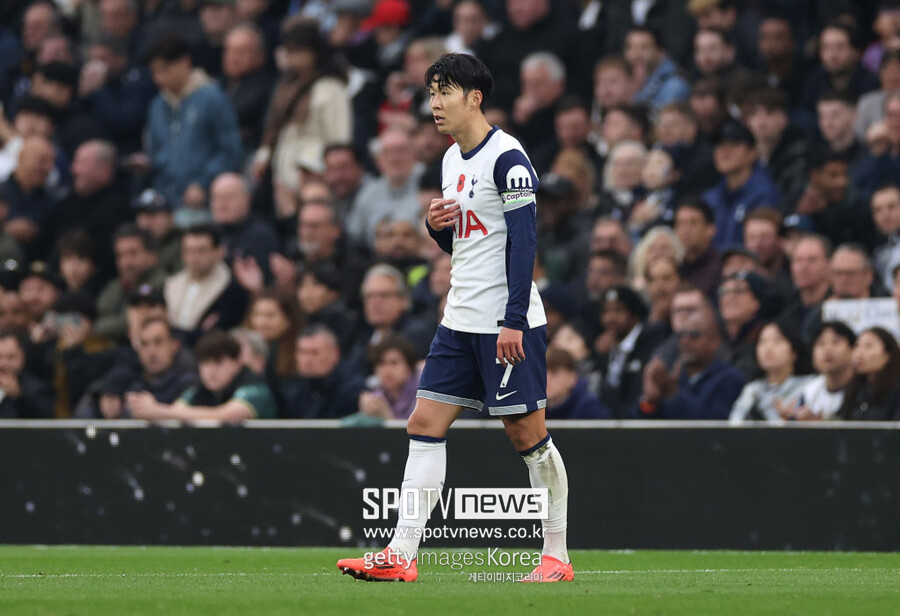 ▲ 9일(이하 한국시간) 미국 ESPN에 따르면 엔지 포스테코글루 토트넘 감독은 손흥민의 부상 관리를 위해 구단과 한국 축구대표팀이 힘을 합쳤으면 좋겠다고 말했다. 포스테코글루 감독은 "한국 대표팀은 손흥민이 최근 어떤 일을 겪었는지 파악하고 있다"며 "우리 팀과 한국 대표팀 모두를 위해 양자가 협력할 수 있는 방식이 있을 거라고 생각한다"라고 말문을 열었다. 이어 "우리는 건강한 손흥민을 원한다. 손흥민이 좋은 몸 상태를 유지해서 각 팀에 기여했으면 좋겠다"며 "그런 맥락에서 토트넘과 홍명보호 모두 좋은 결과를 얻을 거라고 확신한다"고 덧붙였다.