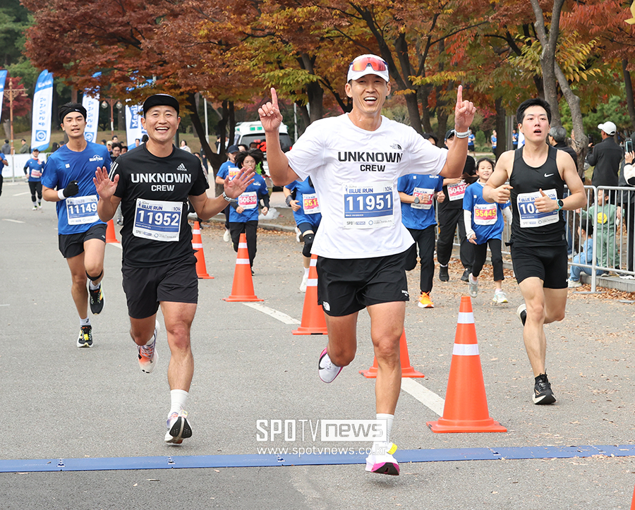 '푸른 물결 상암벌' 당뇨 예방 위한 블루런, 5천 명 열띤 질주…특급 스포츠스타-연예인도 함께 뛰었다