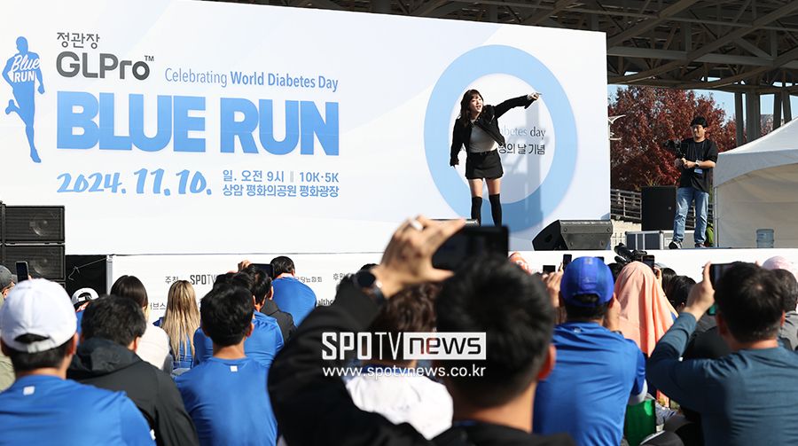 ▲ 블루런 체험 부스에는 많은 러너가 몰렸다. 또, 가수 경서와 키썸의 축하 공연도 이어졌다.  ⓒ곽혜미 기자