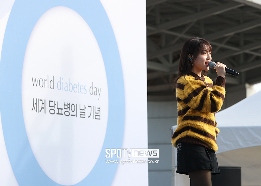 ▲ 블루런 체험 부스에는 많은 러너가 몰렸다. 또, 가수 경서와 키썸의 축하 공연도 이어졌다.  ⓒ곽혜미 기자