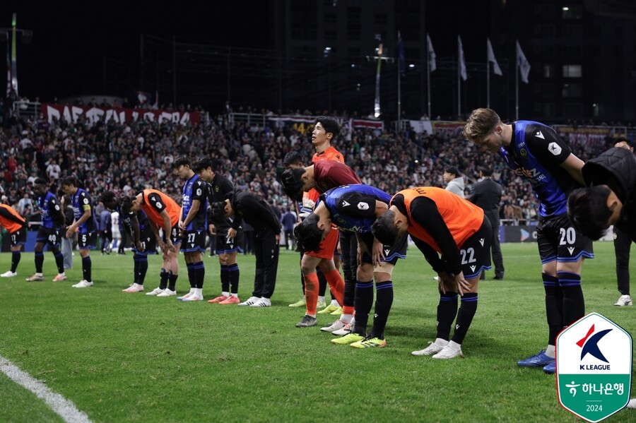 ▲ 10일 오후 인천축구전용경기장에서 하나은행 K리그1 2024 37라운드가 열렸다. 인천 유나이티드가 지면 다이렉트 강등이 확정될 수도 있던 상황. 인천은 끝내 위기를 탈출하지 못했다. 대전하나시티즌에 1-2로 지면서 창단 처음 2부리그로 내려간다. 대전은 잔류를 확정했다. ⓒ 한국프로축구연맹