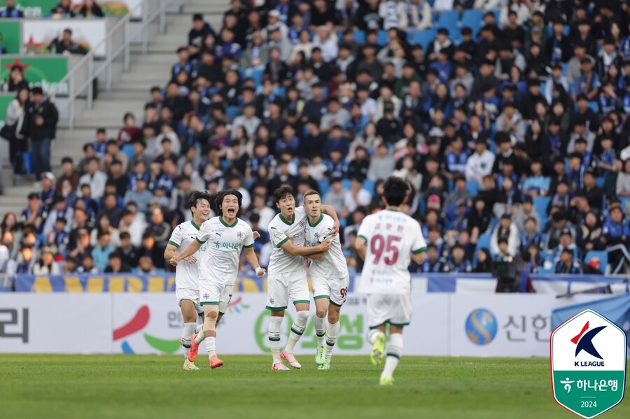 ▲ 10일 오후 인천축구전용경기장에서 하나은행 K리그1 2024 37라운드가 열렸다. 인천 유나이티드가 지면 다이렉트 강등이 확정될 수도 있던 상황. 인천은 끝내 위기를 탈출하지 못했다. 대전하나시티즌에 1-2로 지면서 창단 처음 2부리그로 내려간다. 대전은 잔류를 확정했다.  ⓒ 한국프로축구연맹