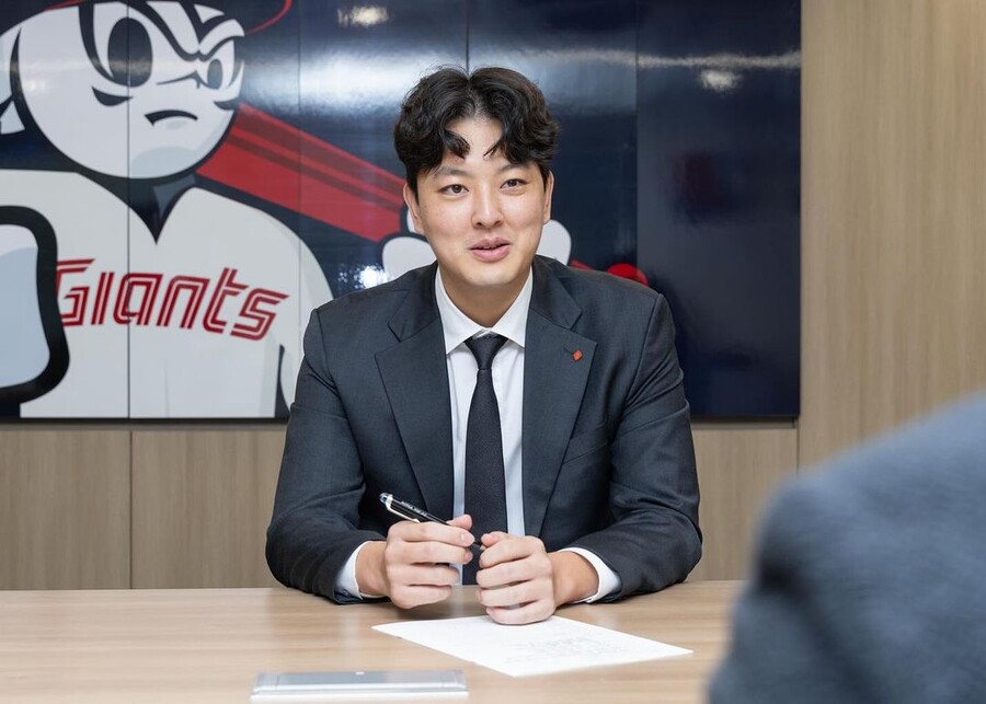 "김원중, 관심있는 구단들 있었지만…" FA인데 왜 러브콜 뿌리치고 롯데에 남았나