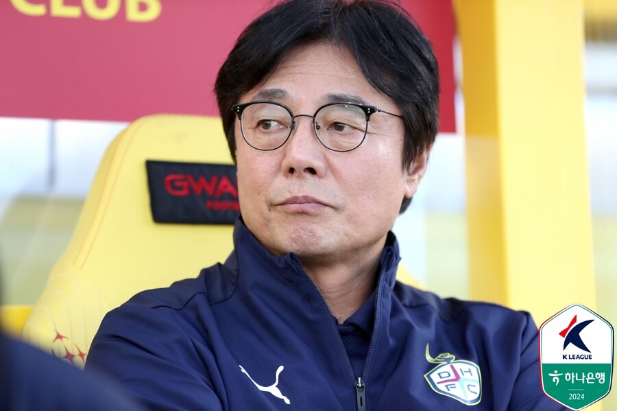 ▲ 10일 오후 인천축구전용경기장에서 하나은행 K리그1 2024 37라운드가 열렸다. 인천 유나이티드가 지면 다이렉트 강등이 확정될 수도 있던 상황. 인천은 끝내 위기를 탈출하지 못했다. 대전하나시티즌에 1-2로 지면서 창단 처음 2부리그로 내려간다. 황선홍 감독의 대전은 잔류를 확정했다. ⓒ 한국프로축구연맹