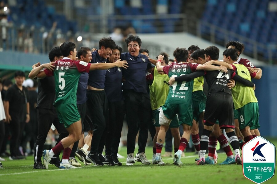 ▲ 10일 오후 인천축구전용경기장에서 하나은행 K리그1 2024 37라운드가 열렸다. 인천 유나이티드가 지면 다이렉트 강등이 확정될 수도 있던 상황. 인천은 끝내 위기를 탈출하지 못했다. 대전하나시티즌에 1-2로 지면서 창단 처음 2부리그로 내려간다. 황선홍 감독의 대전은 잔류를 확정했다. ⓒ 한국프로축구연맹
