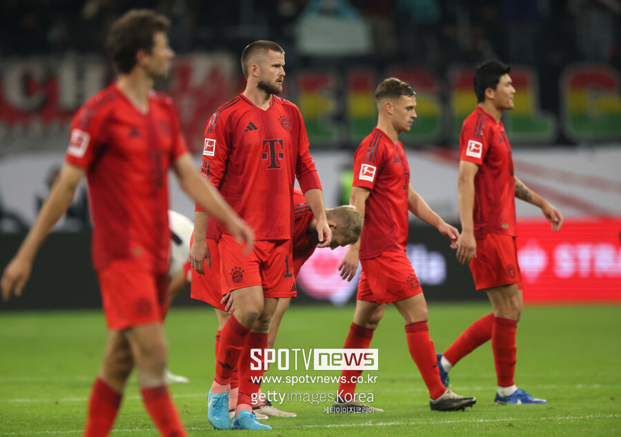 ▲ 독일 스카이 스포츠는 11일(한국시간) 바이에른 뮌헨의 다요 우파메카노와의 재계약 논의에 대한 소식을 전하며 에릭 다이어의 불확실한 미래에 대해서도 언급했다. 보도에 따르면, 바이에른 뮌헨은 다이어와 재계약을 맺지 않고 계약 만료와 함께 자유 계약으로 풀어줄 가능성이 커지고 있다. 김민재는 올 시즌 유럽 5대 리그 최고 센터백으로 평가받으며 수준급 활약을 이어가고 있으며, 우파메카노 역시 안정적인 수비력을 바탕으로 콤파니 감독의 신뢰를 받고 있다. CIES(국제스포츠연구소)의 평가에 따르면 유럽 5대 리그 센터백 중 최고의 성적을 기록했다. 다이어는 이런 김민재의 전성기 기량을 따라잡기에 역부족이었다.
