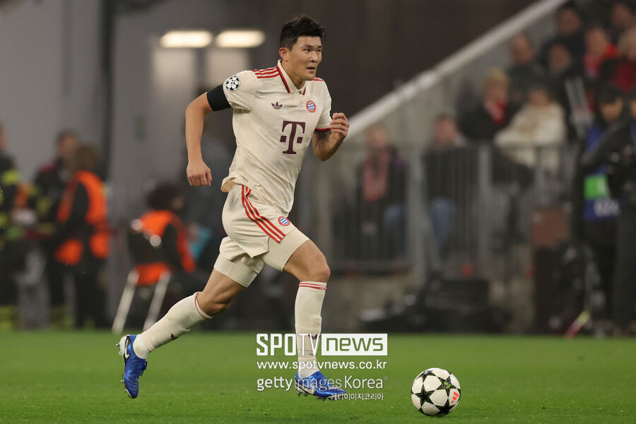 ▲ FIFA 산하의 국제스포츠연구소(CIES)는 11일(이하 한국시간) 사회관계망서비스(SNS)를 통해 올 시즌 최고의 경기력을 보이는 센터백 10인을 선정했다. CIES는 자체 지표로 경기력을 분석해 김민재에게 100점 만점에 91.1점을 매겼다. 이는 전 세계 센터백 중 최고 점수다. 김민재는 뱅상 콤파니 감독 체제에서 많은 신뢰를 얻으며 안정적인 수비수로 거듭나고 있다. 올 시즌 김민재는 리그 10경기 1골, 독일축구협회 포칼(DFB) 2경기, 유럽축구연맹 챔피언스리그(UCL) 4경기에 출전 중이다. 출전한 경기 모두 선발로 나섰고 5경기를 빼고 모두 풀타임을 소화했다. 빡빡한 일정에 따른 출전 시간 조절의 전략적인 선택을 빼면 사실상 혹사 중인 김민재다. 