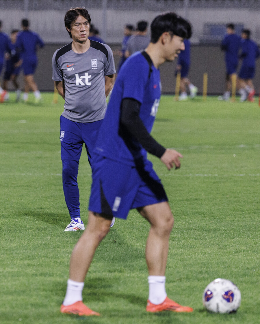 ▲ 축구대표팀 주장 손흥민이 쿠웨이트에 도착해 첫 훈련을 소화했다. 홍명보 감독도 세밀하게 손흥민의 허벅지 상태를 지켜봤다고 한다. ⓒ연합뉴스