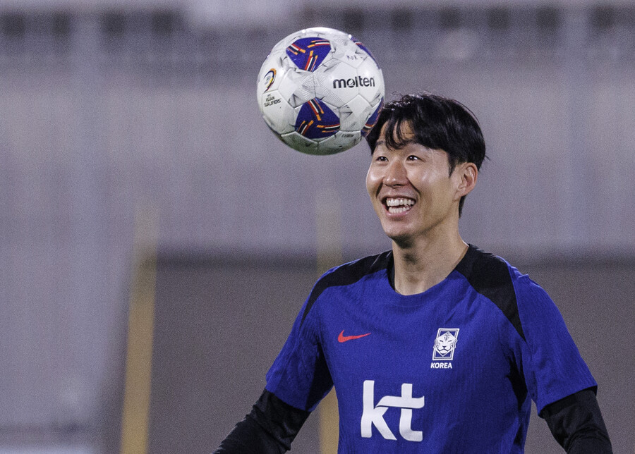 ▲ 축구대표팀 주장 손흥민이 쿠웨이트에 도착해 첫 훈련을 소화했다. 홍명보 감독도 세밀하게 손흥민의 허벅지 상태를 지켜봤다고 한다. ⓒ연합뉴스