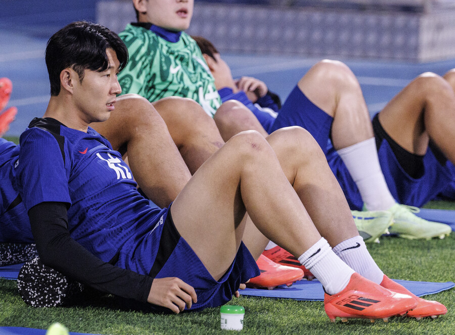 ▲ 축구대표팀 주장 손흥민이 쿠웨이트에 도착해 첫 훈련을 소화했다. 홍명보 감독도 세밀하게 손흥민의 허벅지 상태를 지켜봤다고 한다. ⓒ연합뉴스