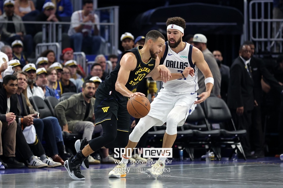 '커리 37득점' GSW, 친정팀 방문한 '22득점' 톰슨 울렸다→댈러스에 역전승