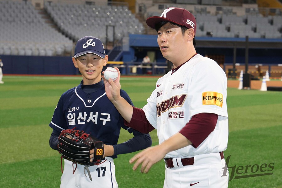 ▲이원석이 일일야구교실에서 학생들을 지도하고 있다. ⓒ키움 히어로즈